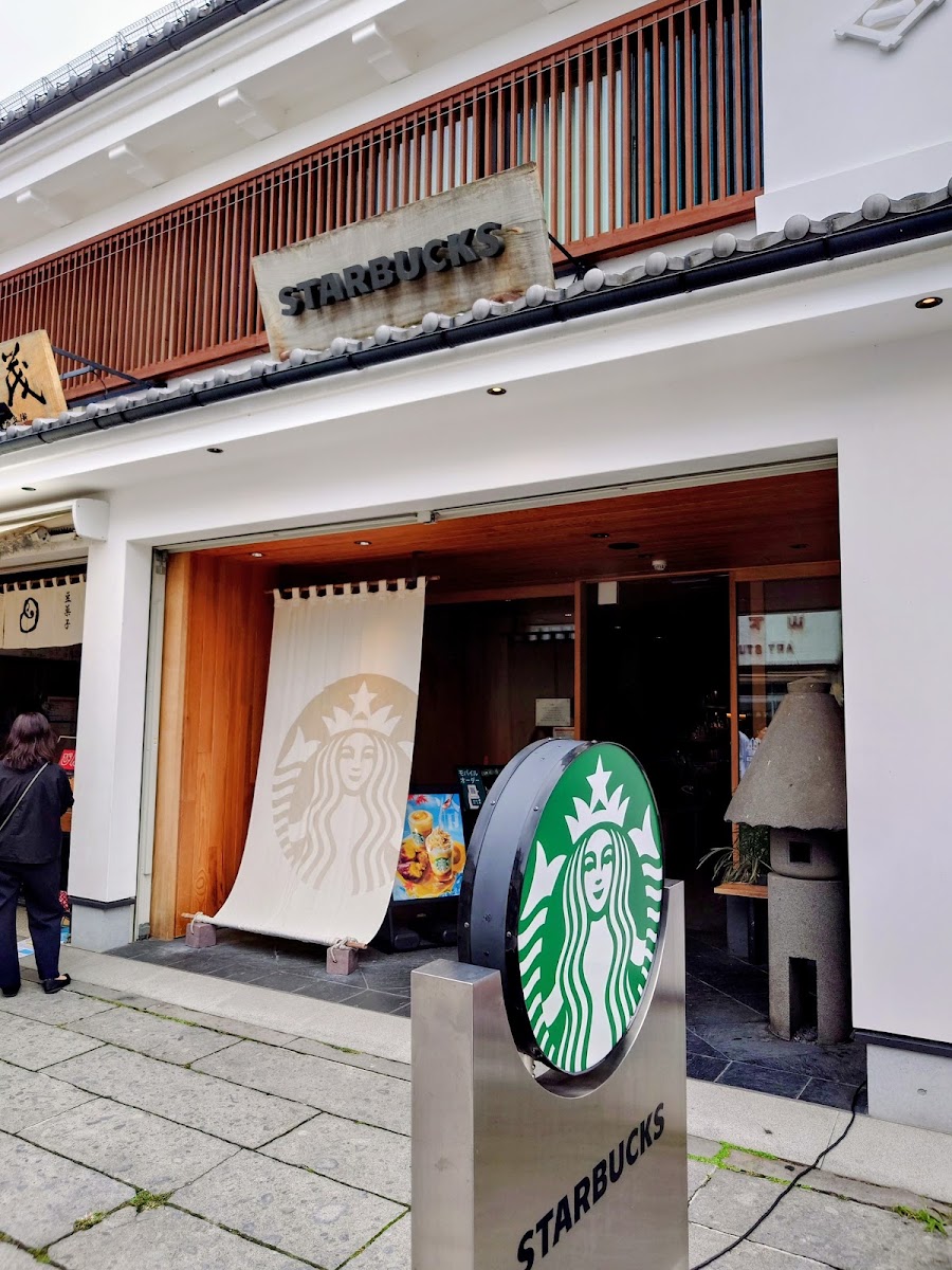 白天帶立牌的店面外觀