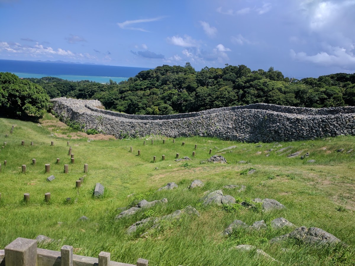 藍天白雲下的石牆與海景大景