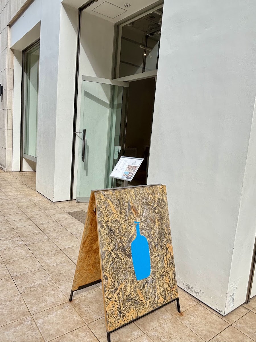 店門口外的木製招牌與玻璃門