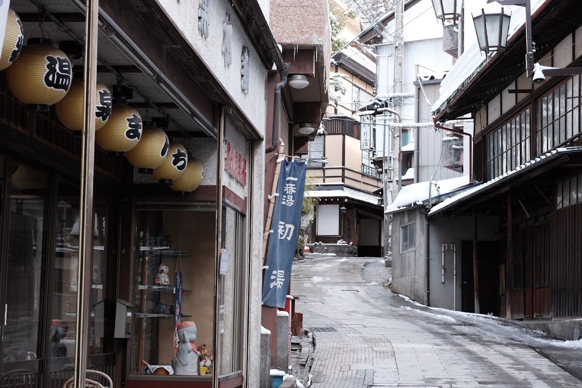 雪景街道與傳統溫泉街建築