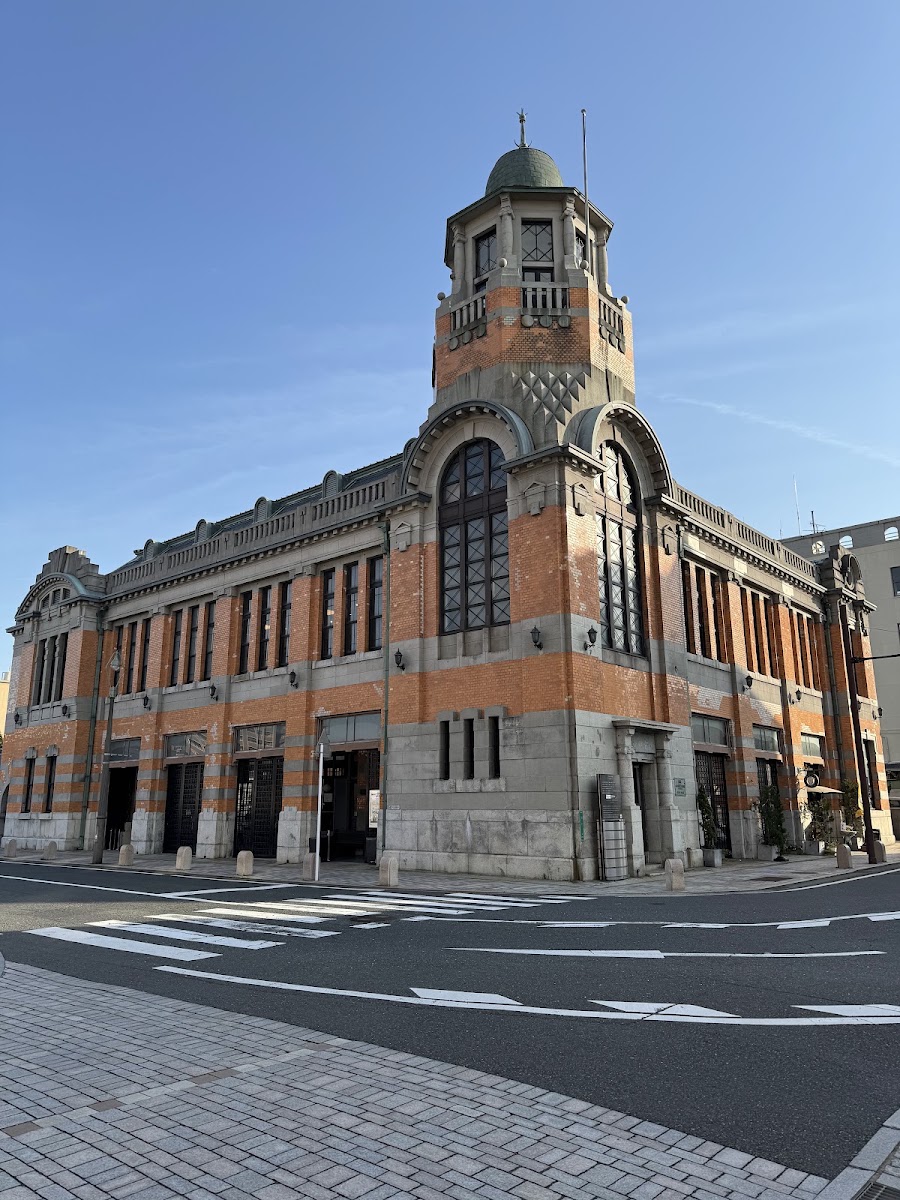 藍天下的舊大阪商船戶外完整建築