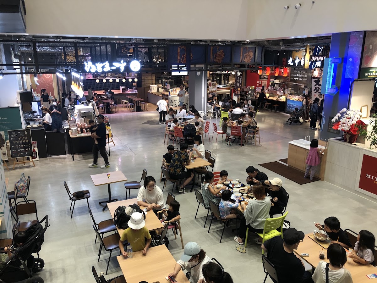商場內部美食街座位區與顧客