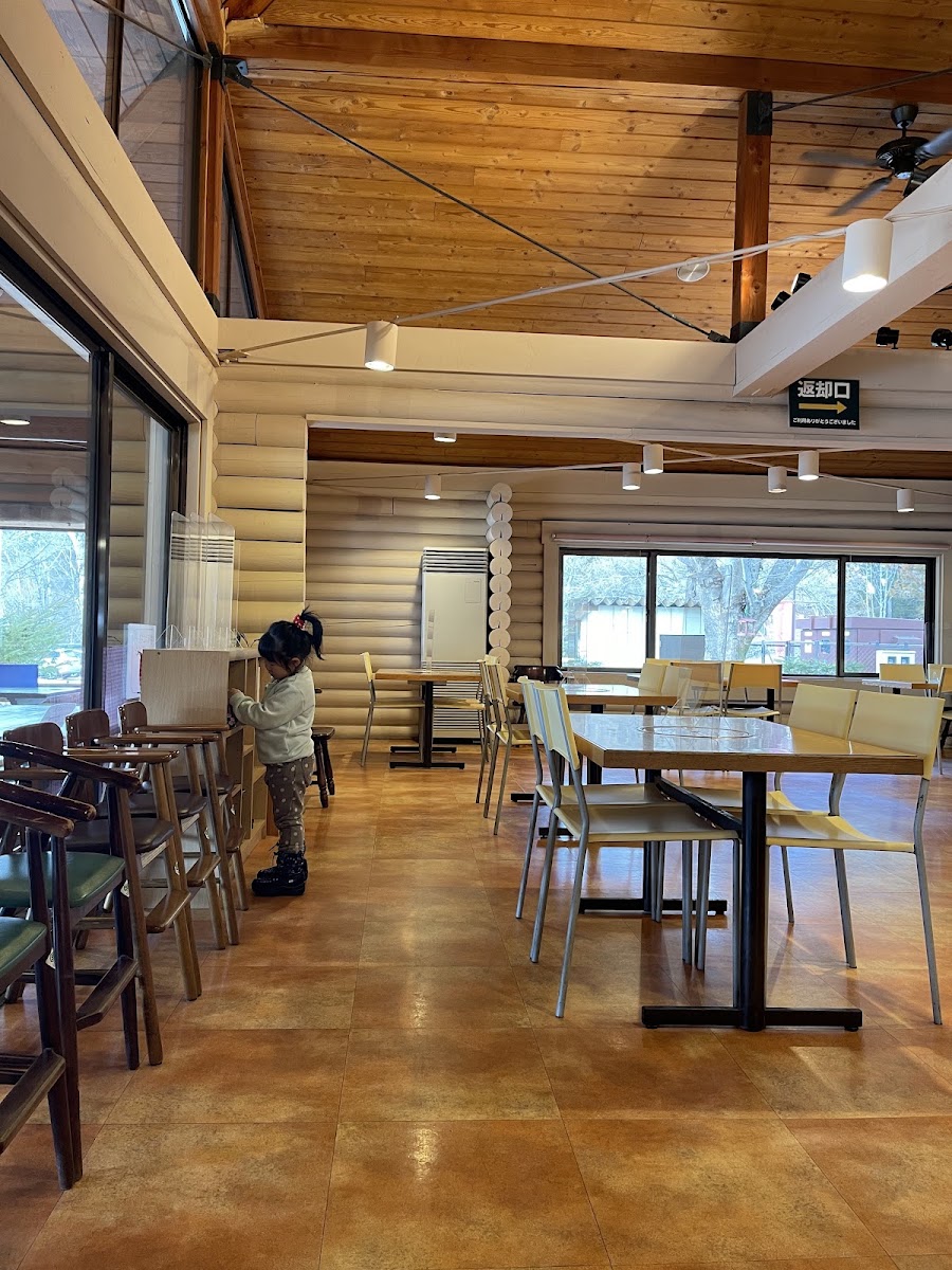 室內用餐區與木造建築