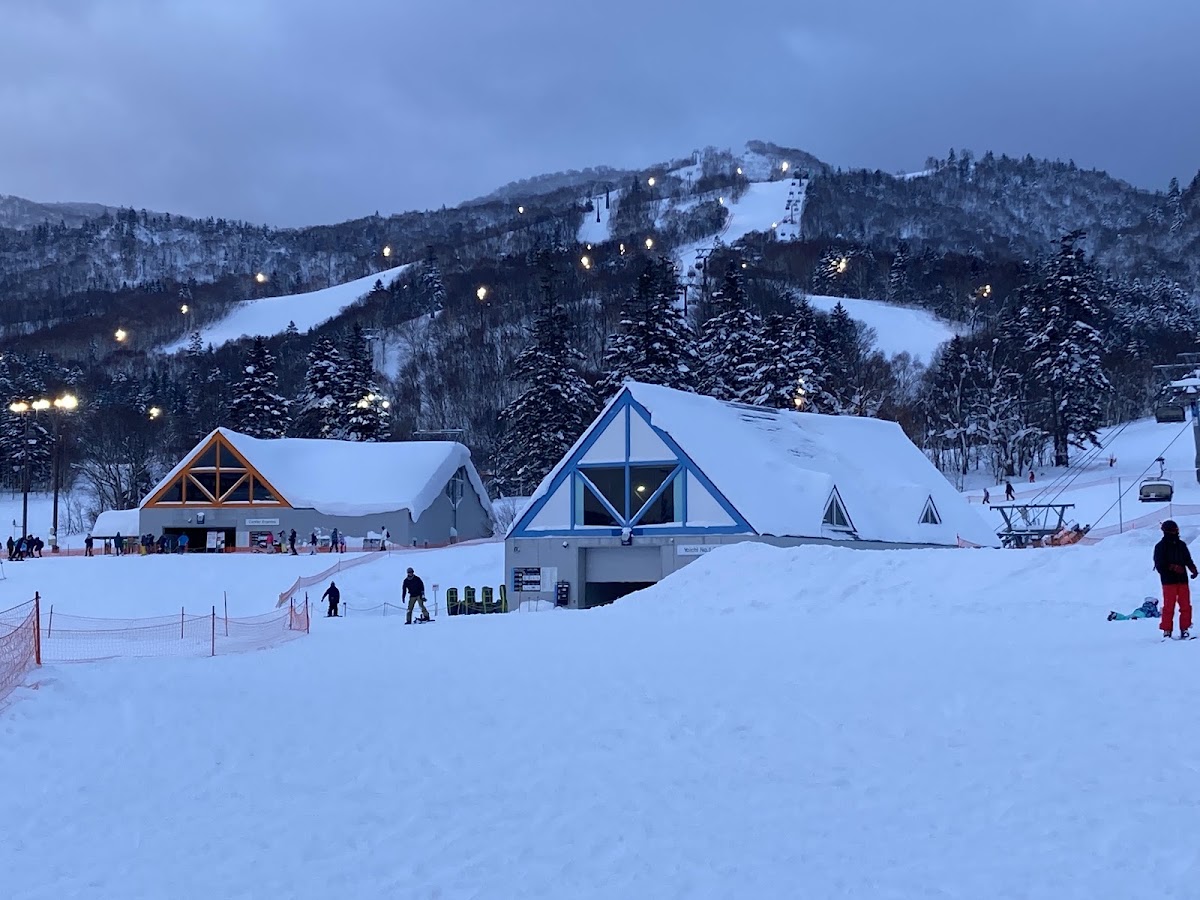 黃昏時分的滑雪場建築與燈光