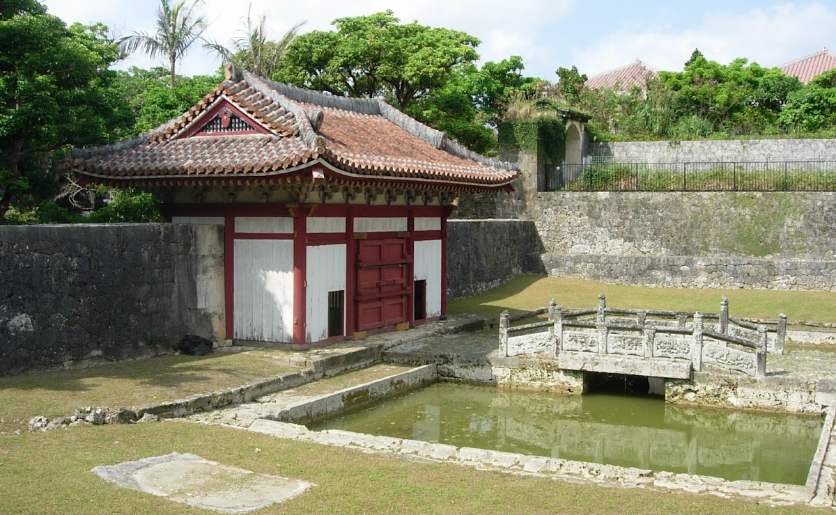 古建築與水池石橋全景
