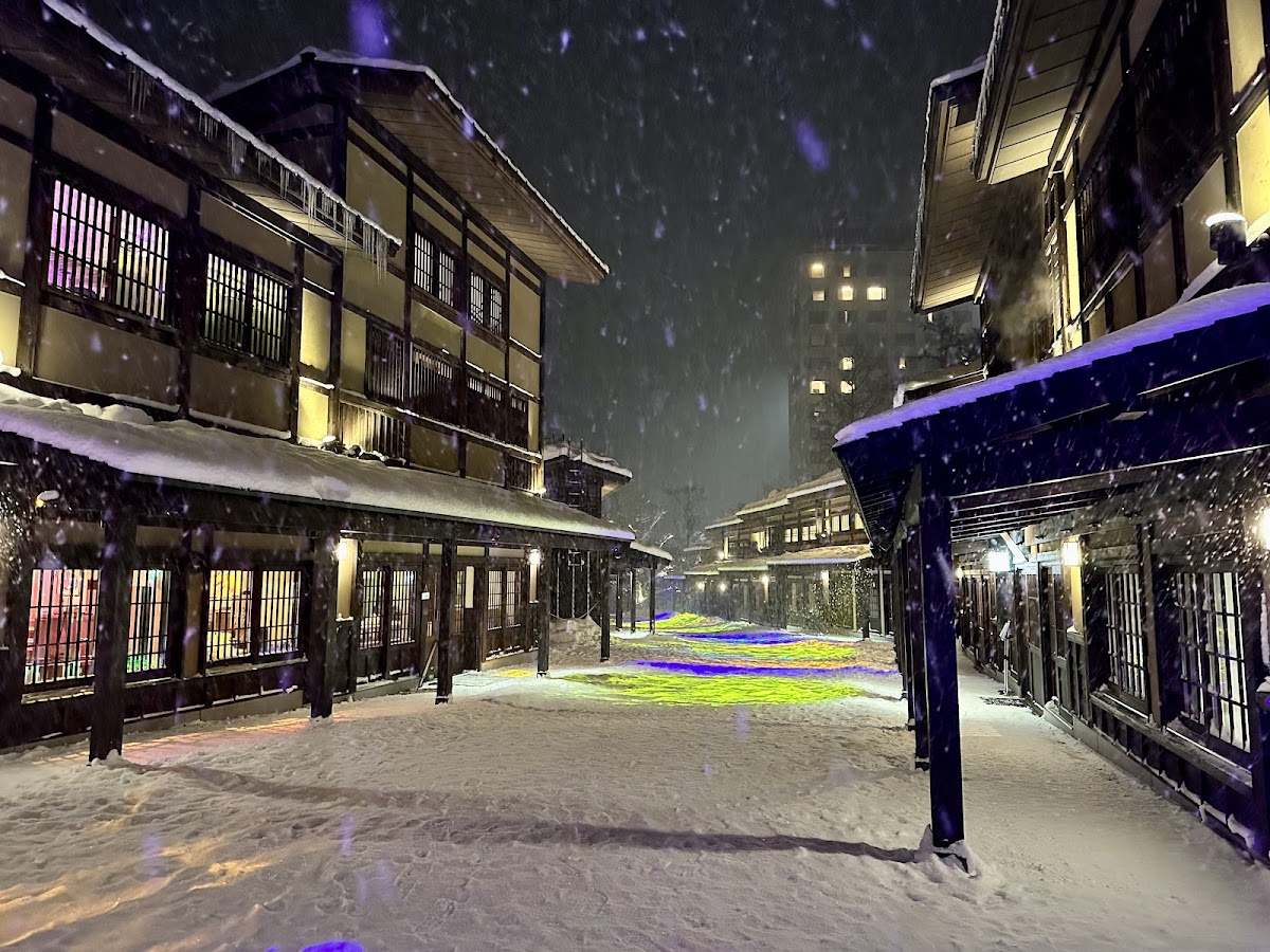 夜間雪景中的傳統木造建築街景