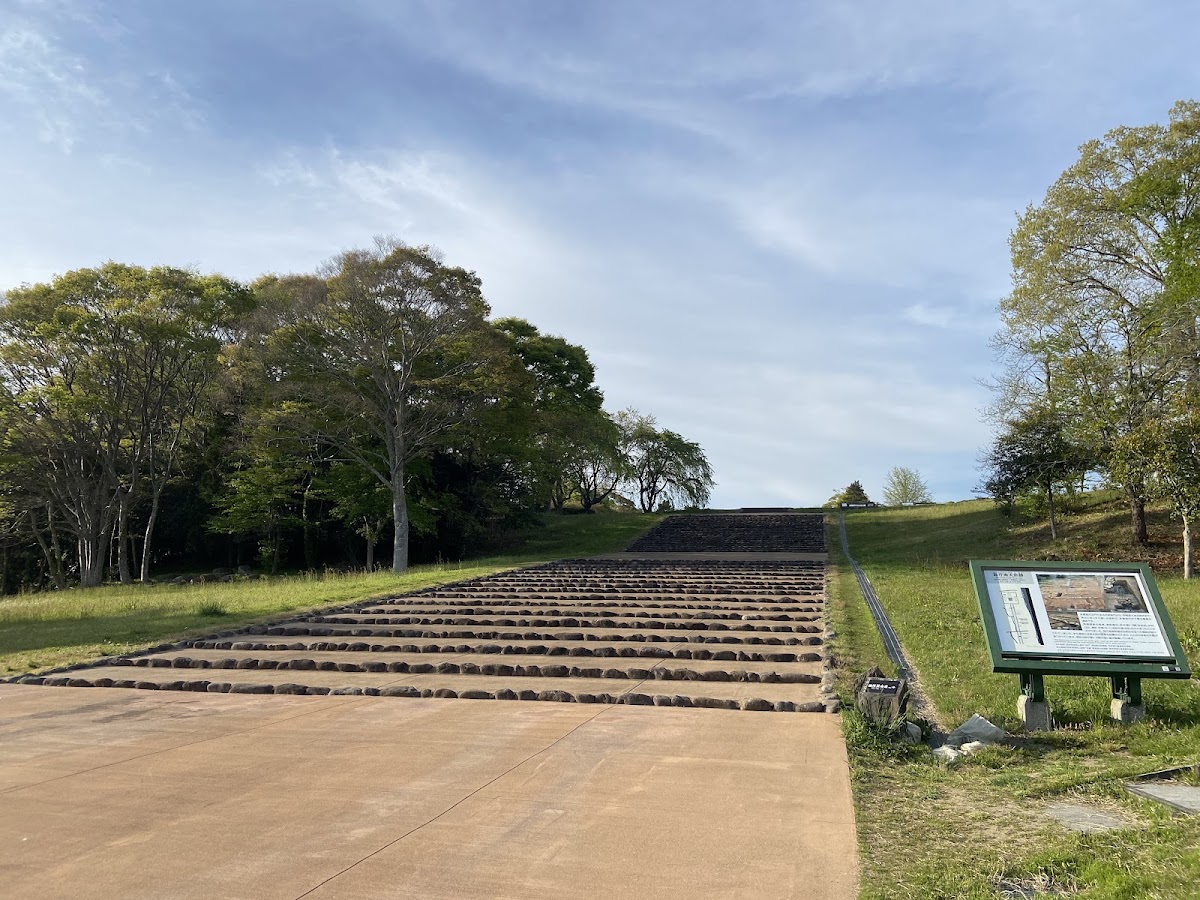 多賀城階梯遺跡與藍天