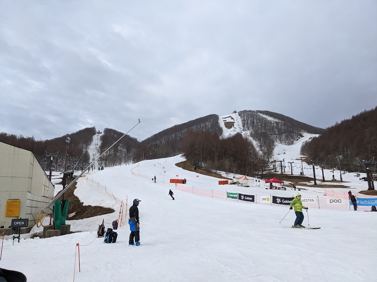 滑雪場雪道全景