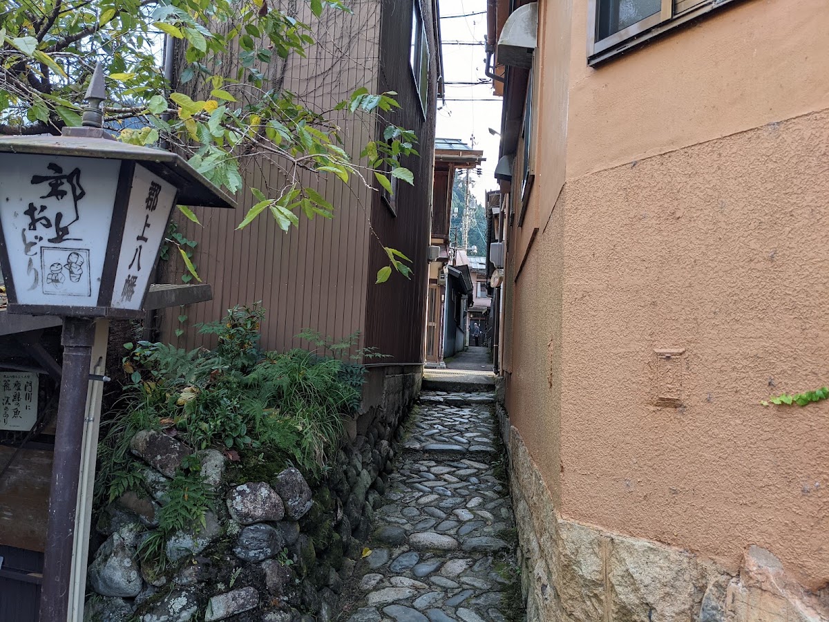 井川小徑石板路與傳統日式建築