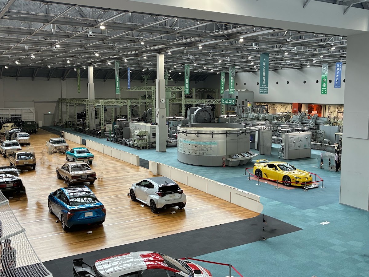 館內汽車展覽大景