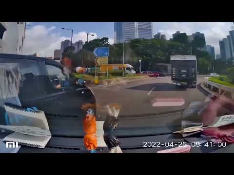 車CAM直擊 - 今早葵福路迴旋處兩貨van相撞