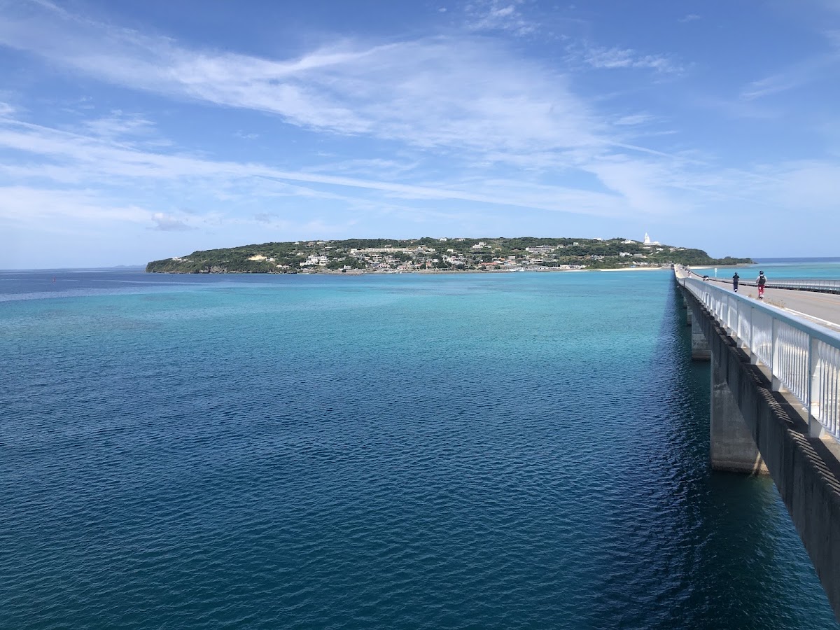 從橋上眺望古宇利島的海景與藍天