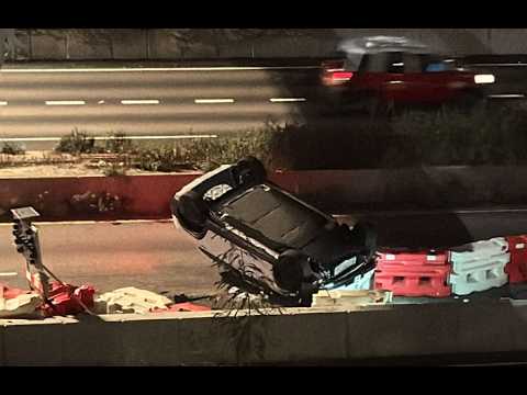 車CAM直擊 - 葵涌道近荔景邨私家車撞水馬 四輪朝天