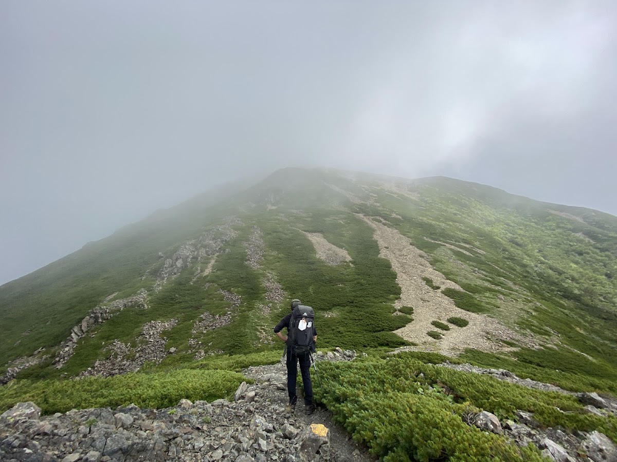 霧氣籠罩的山徑與登山者
