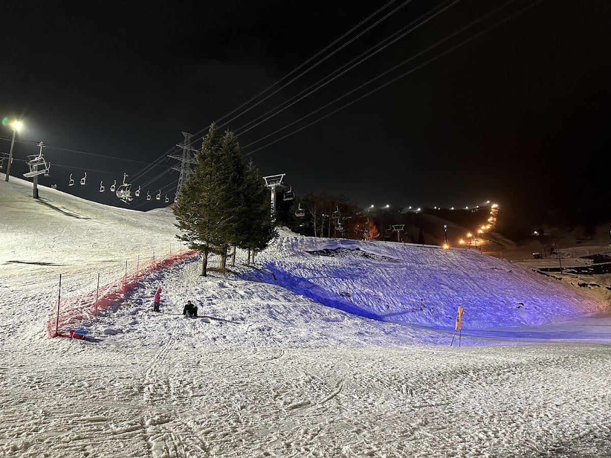 夜間滑雪場與積雪坡道