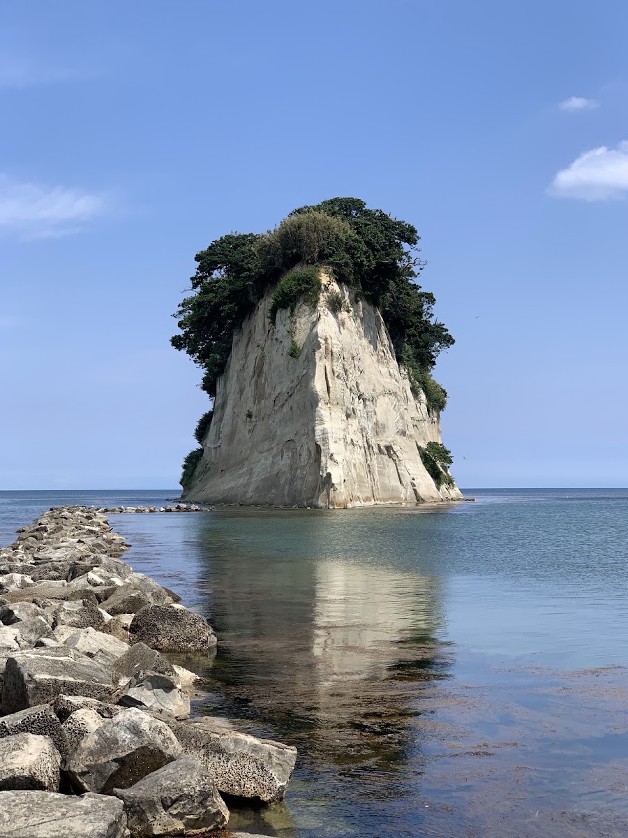 直式近距離拍攝見附島巨岩