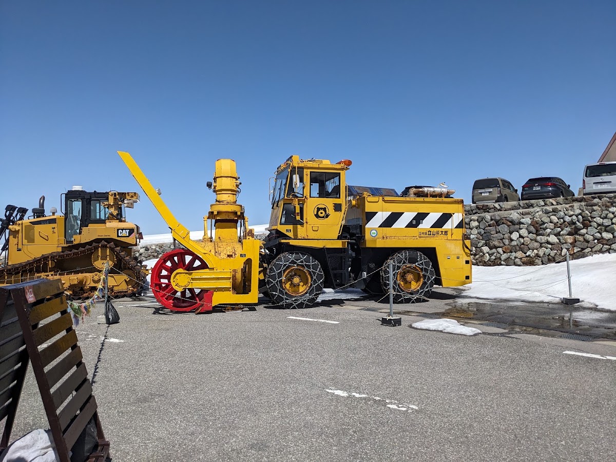 戶外停放的黃色除雪車