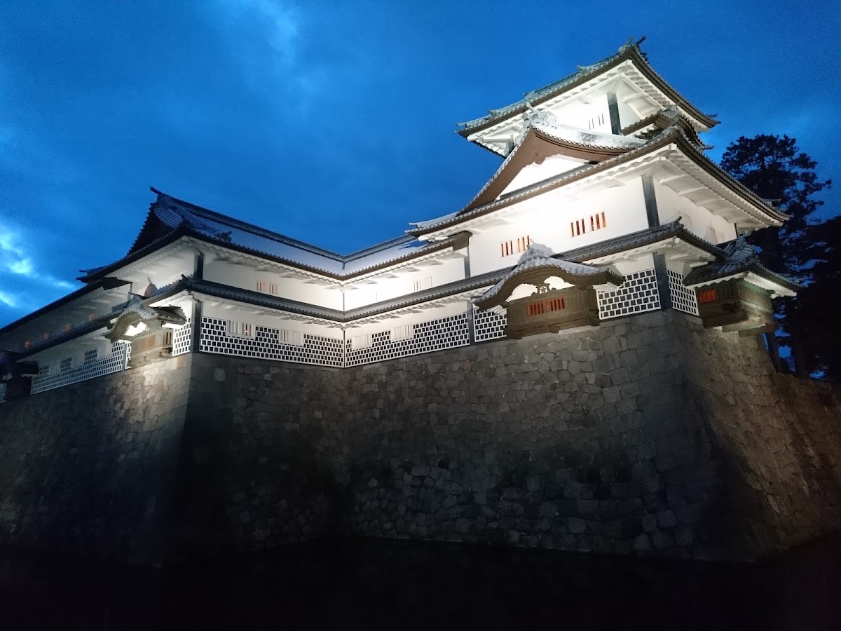夜間打燈的城堡角樓外觀