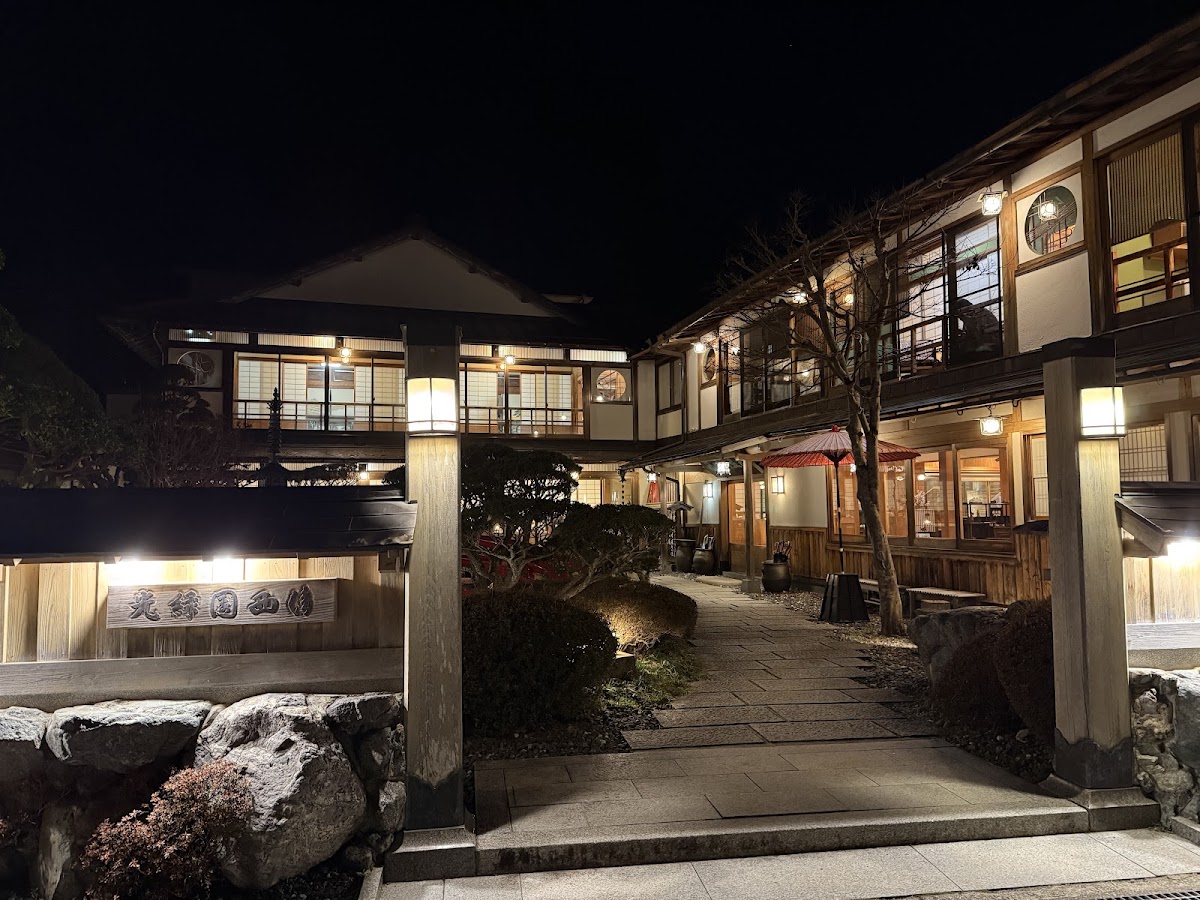 日式溫泉旅館外觀與庭院