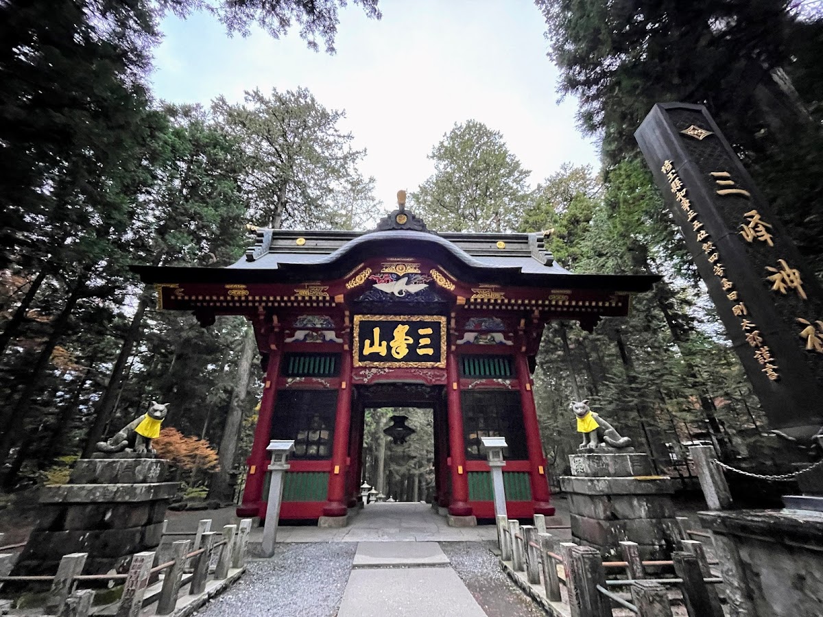三峰神社木造牌樓與石獅