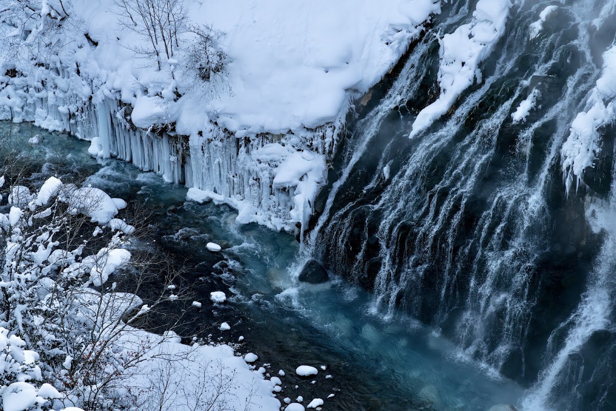 冬季雪景與冰瀑溪流