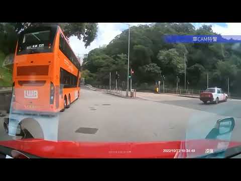 車CAM直擊 - (清晰版) 楓樹窩路 的士違例右轉衝燈 撞到電單車飛起 乘客嚇到連999幾號都唔記得