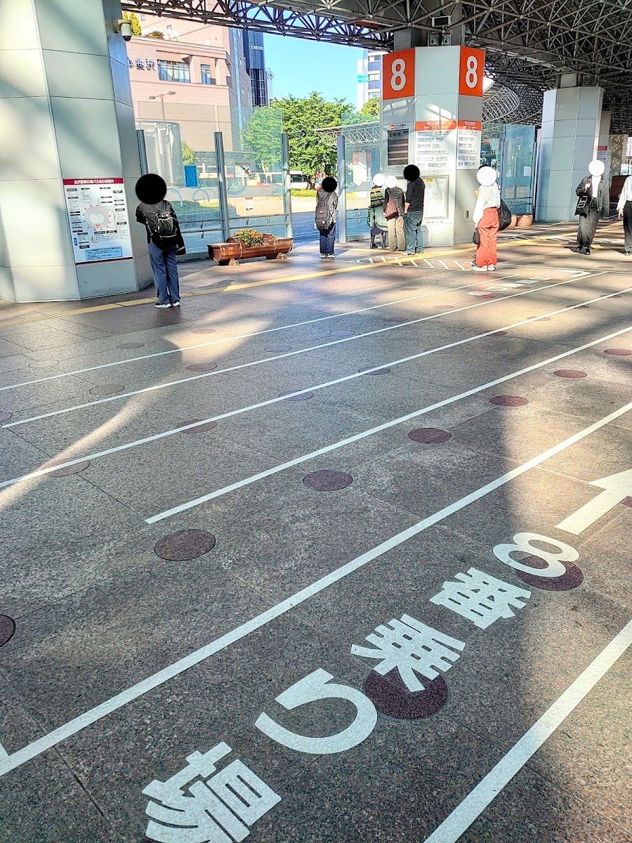車站內公車乘車處與地面指示