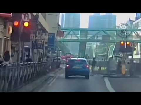 車CAM直擊 - MH4705 馬路炸彈唔識睇燈 差啲車死人🙂‍↔️ 路人嬲爆爆一腳踢埋去