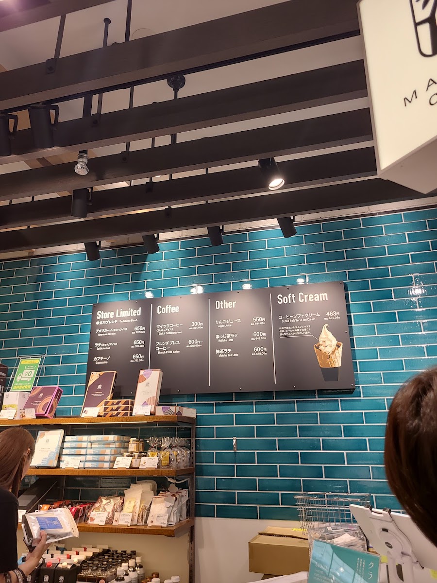 店內飲品價目表與櫃台