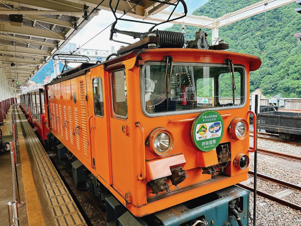 車站月台停靠的橘色小火車頭