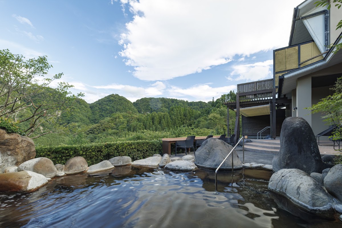 露天溫泉與遠山藍天