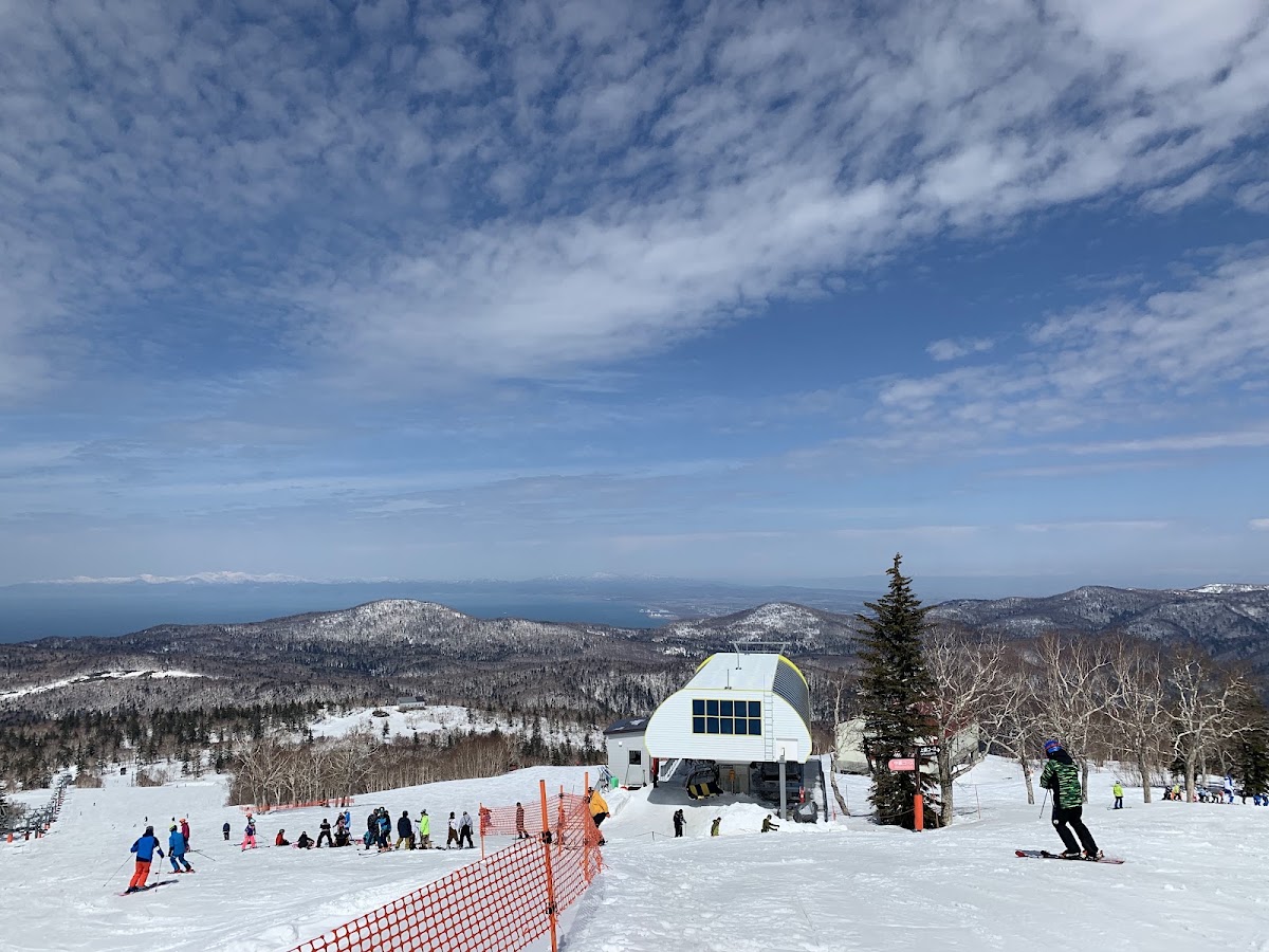 晴朗藍天下的雪場山頂與建築大景