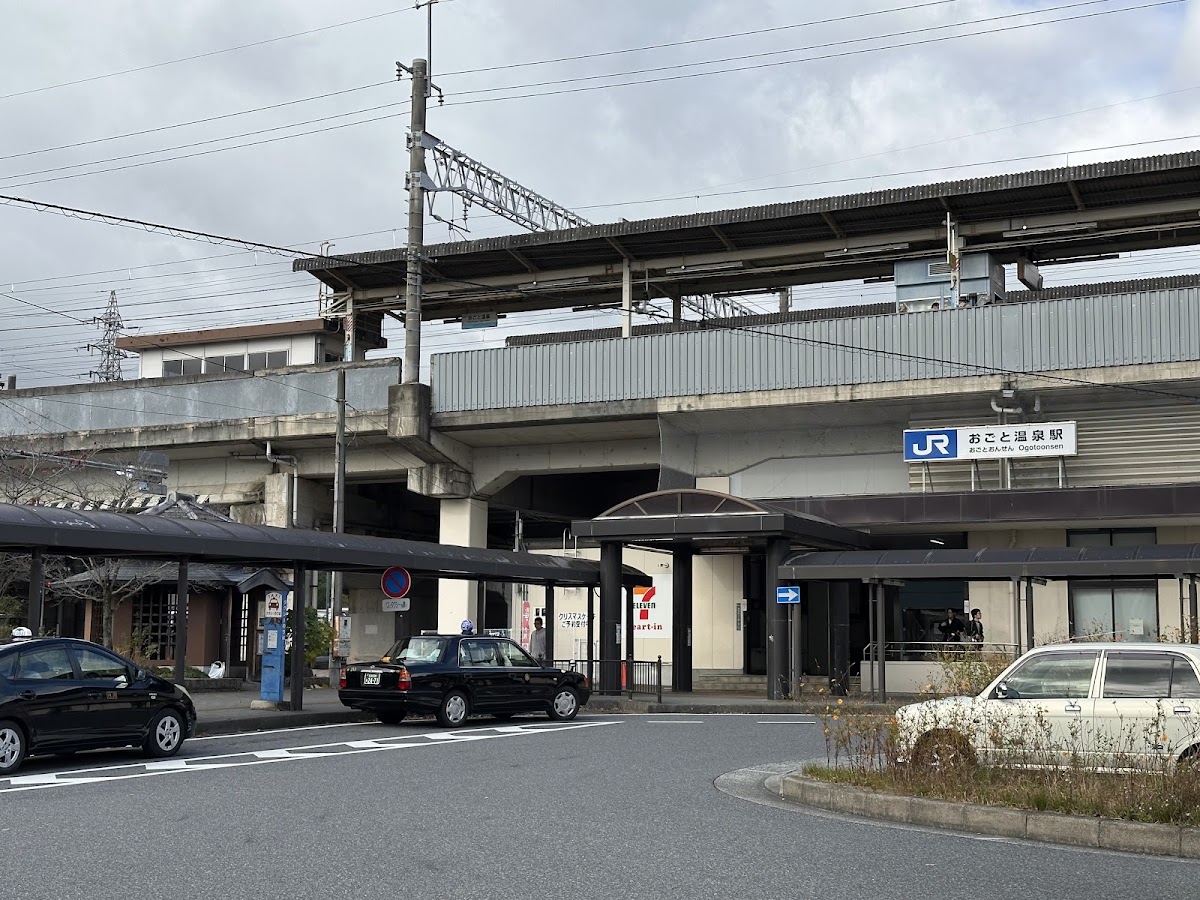 雄琴溫泉站門口與計程車