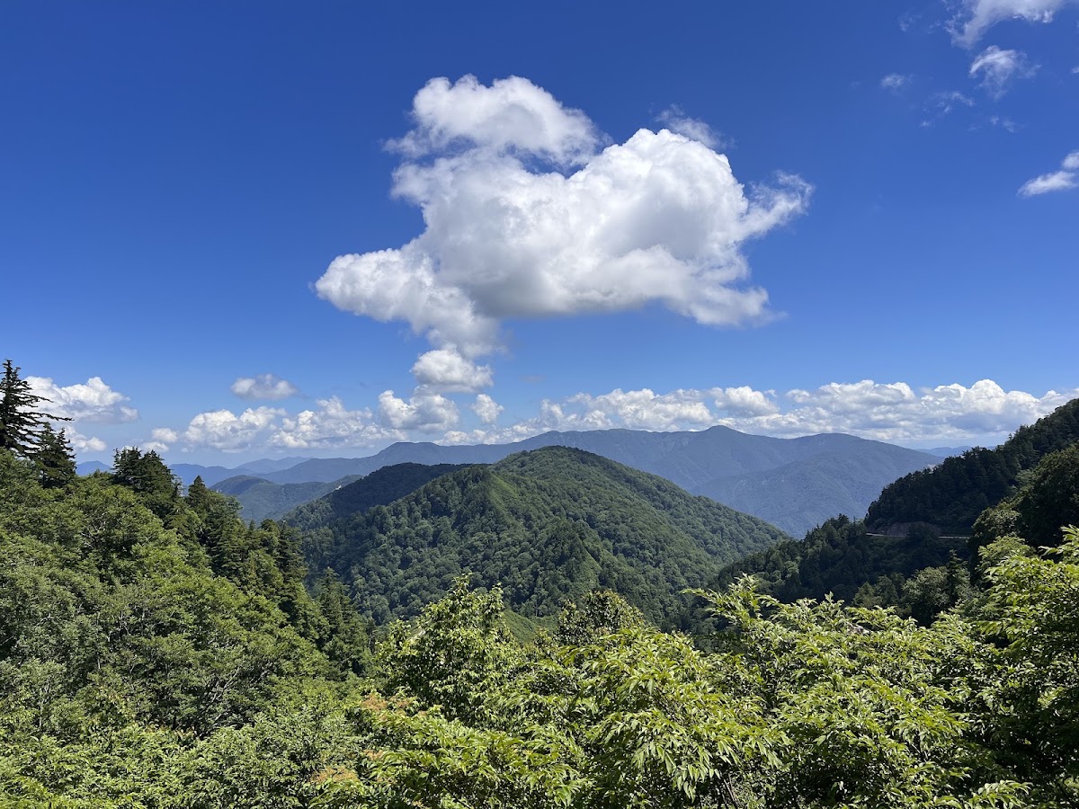 藍天白雲下的山脈大景