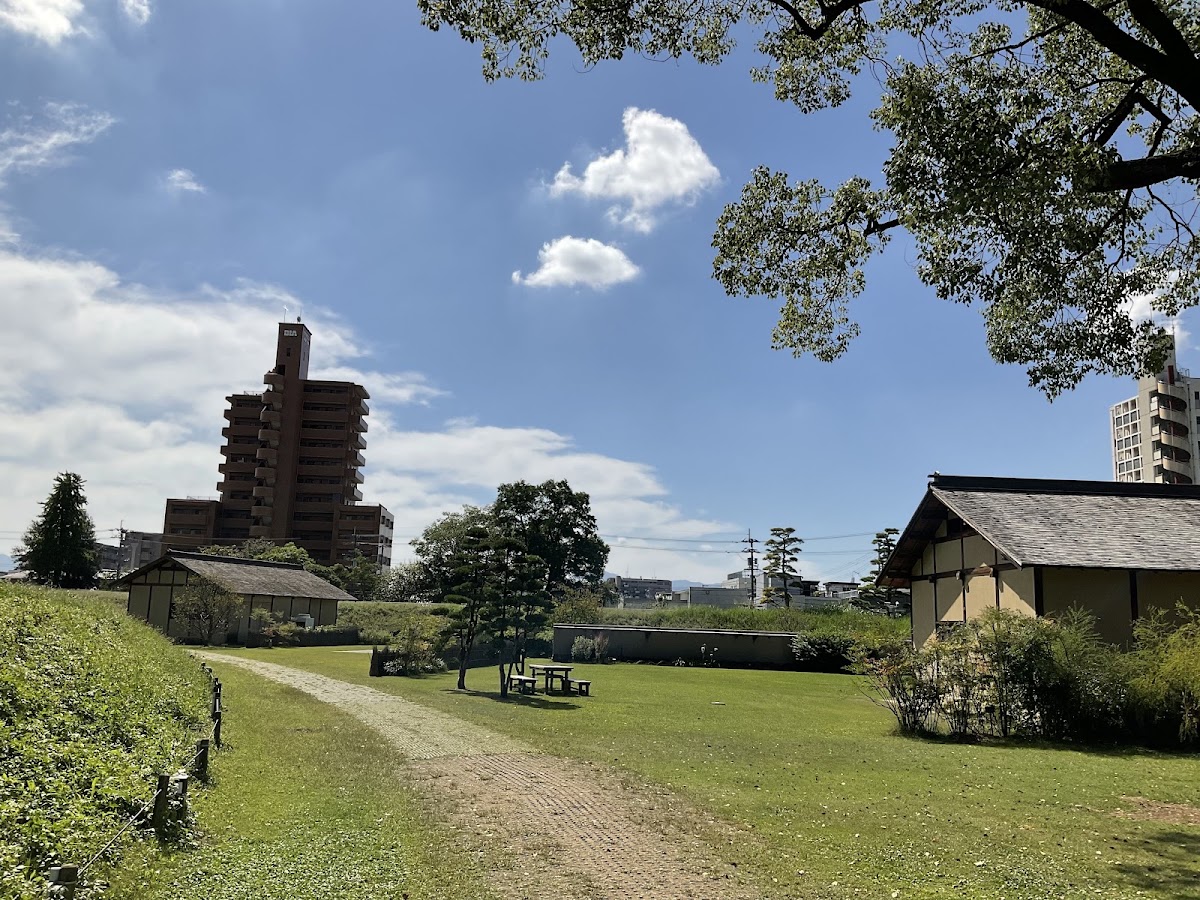 道後公園內草地與重建的歷史建築