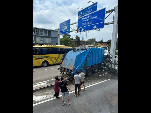 車CAM直擊 - 新田公路垃圾車失事撼「龍門架」‎ 昏迷送院不治