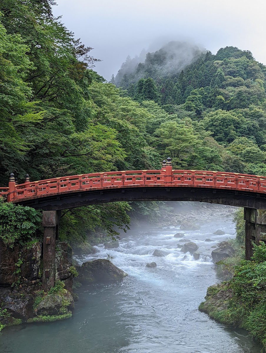 多霧山林環繞的古典紅色神橋