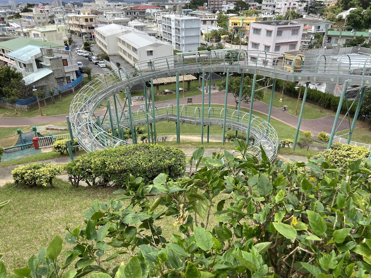 從高處俯瞰溜滑梯與市景