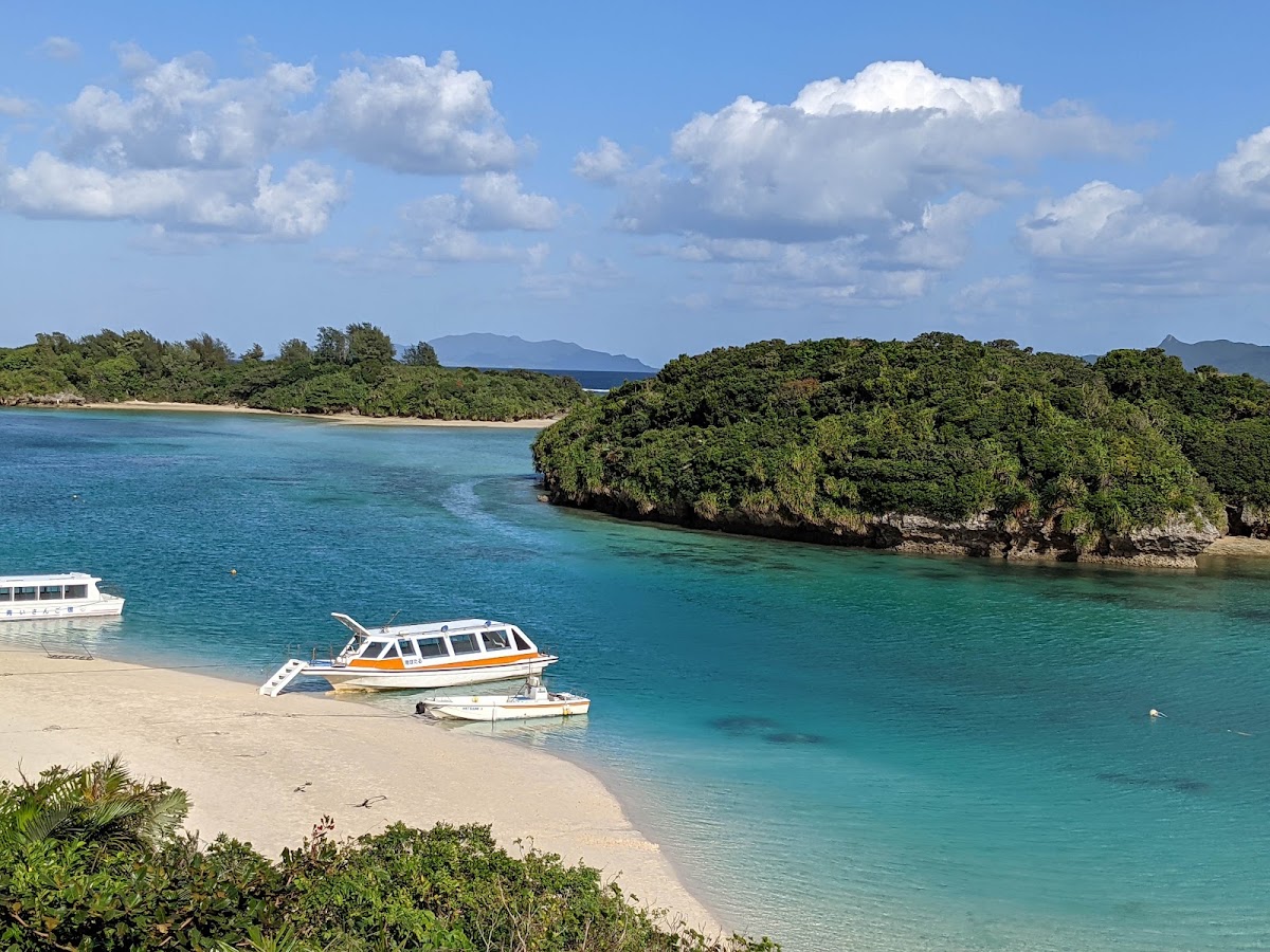川平灣海灘與觀光船的大景