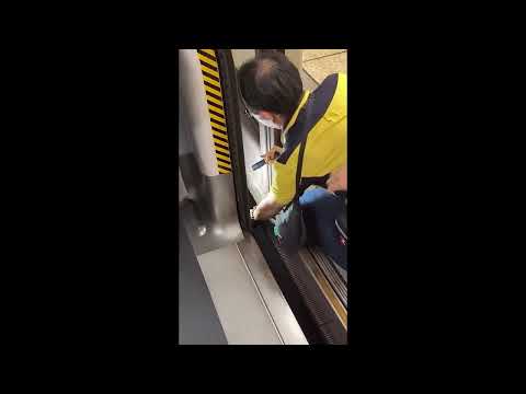 直擊 - 港鐵職員神乎奇技 😳 十秒都唔駛就執返粒Air Pod