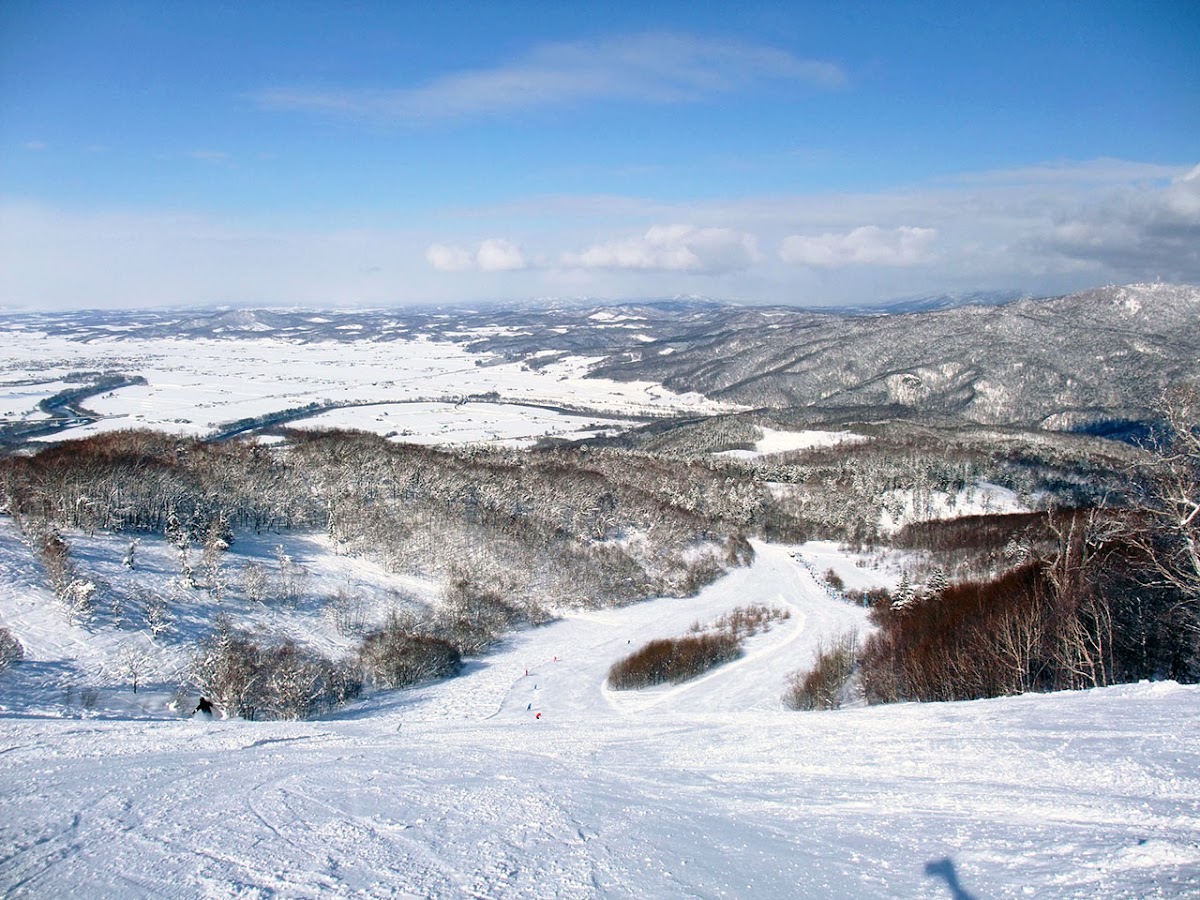 從雪場高處俯瞰的雪景大景與遠山