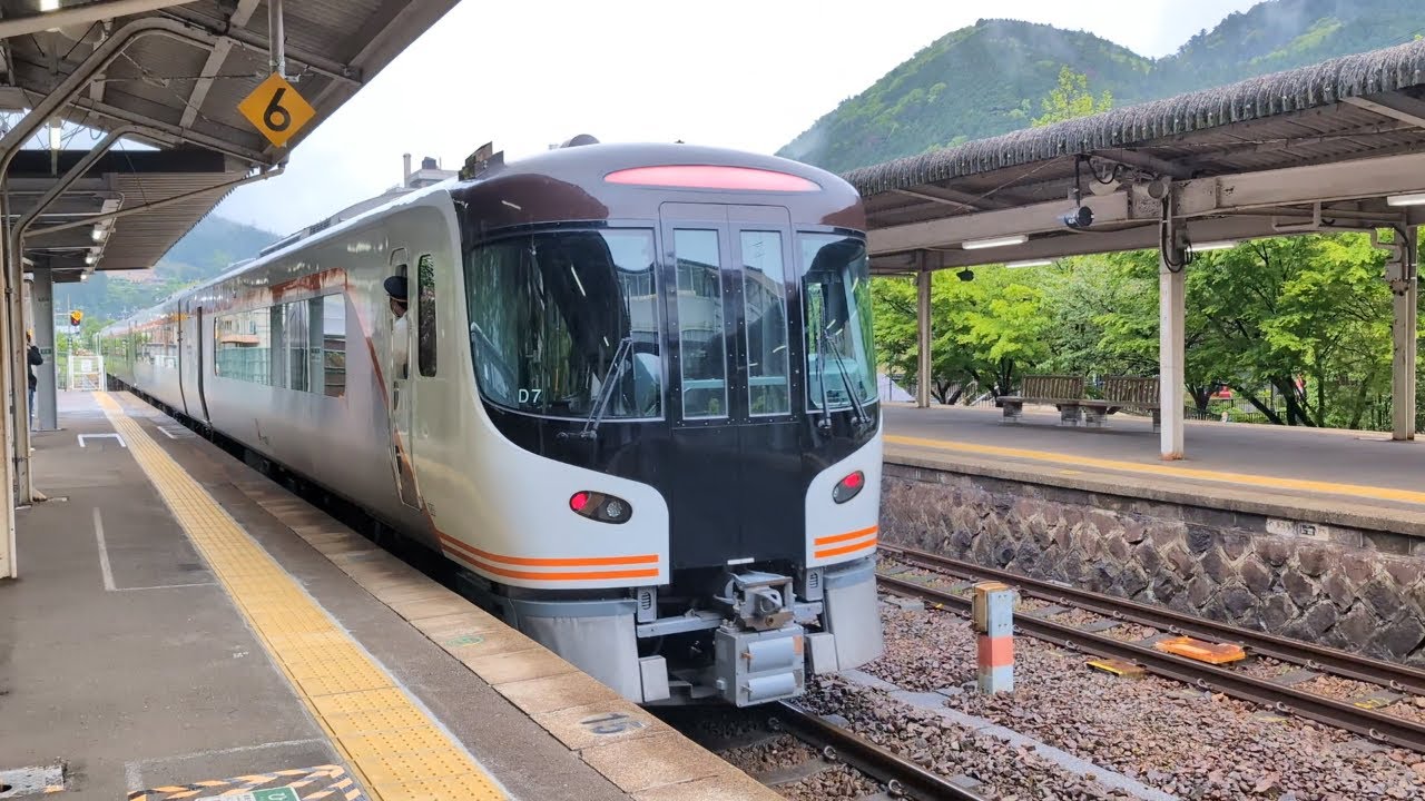 搭上JR飛驒號列車,一天穿越日本中部,並造訪下呂溫泉與高山老街無計畫漫遊,享受無拘無束的散步。