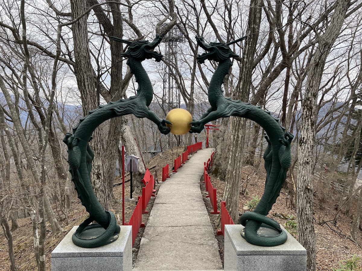 雙龍雕像與山頂步道