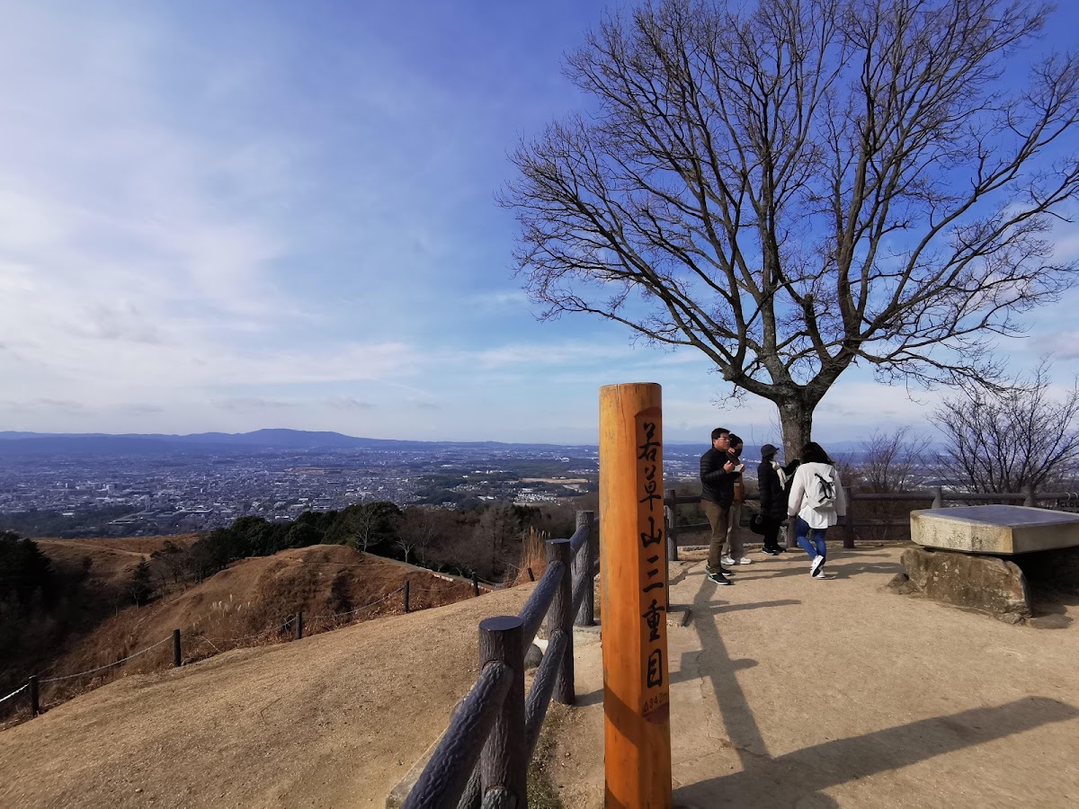 若草山三重複目山頂標示與大樹