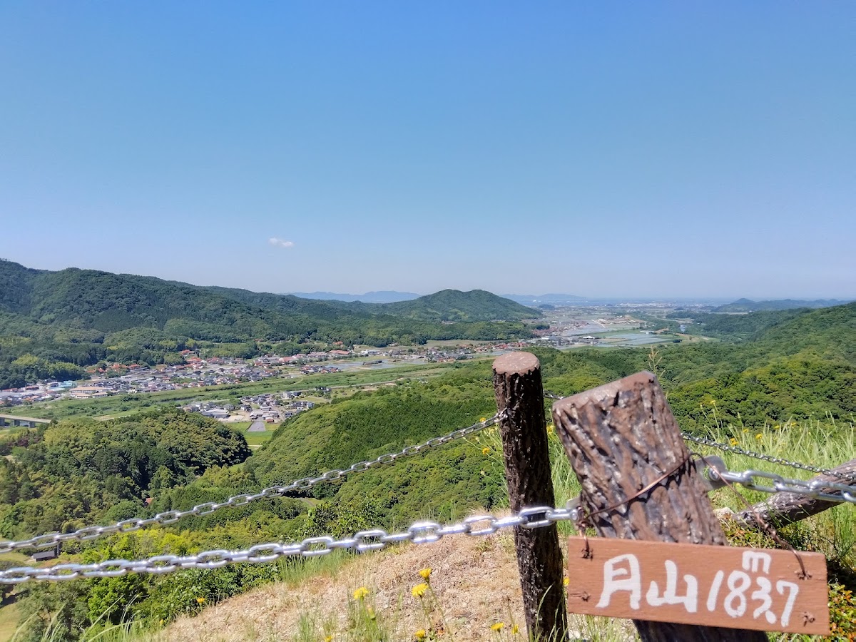 從山頂俯瞰的山川城鎮全景