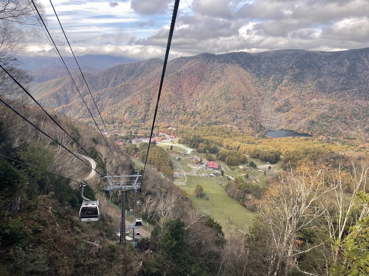 秋季纜車俯瞰山景與湖泊