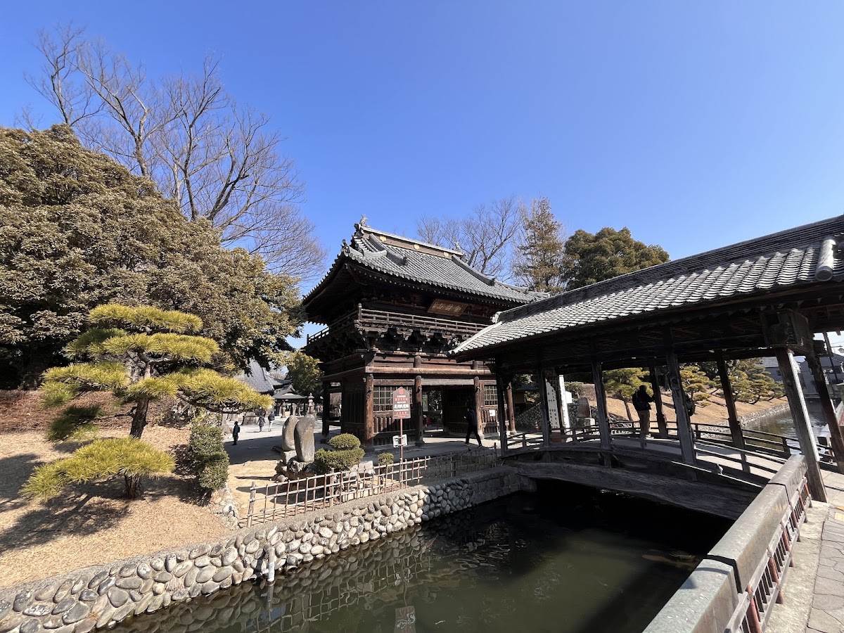 藍天下的足利氏館護城河與古建築大景