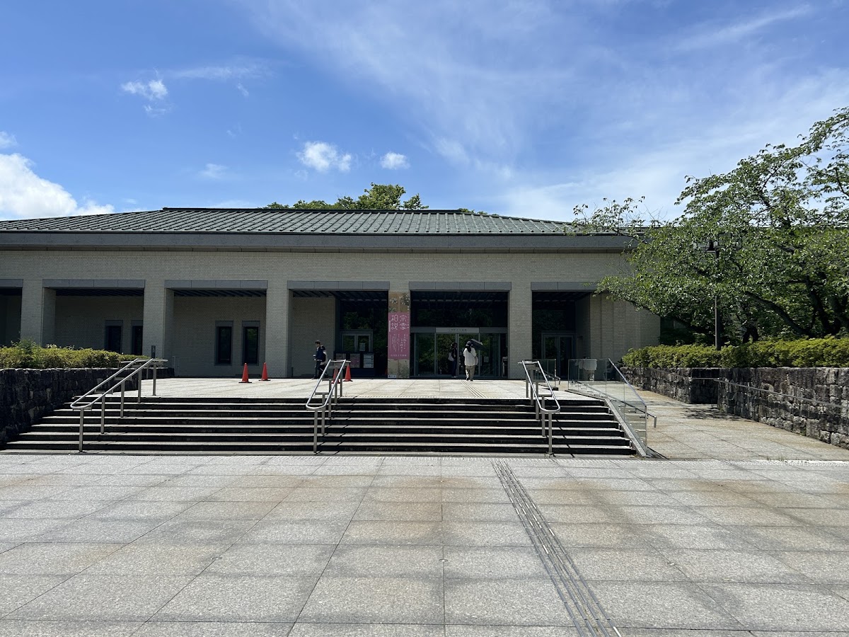 晴朗藍天下的美術館正面全景與階梯