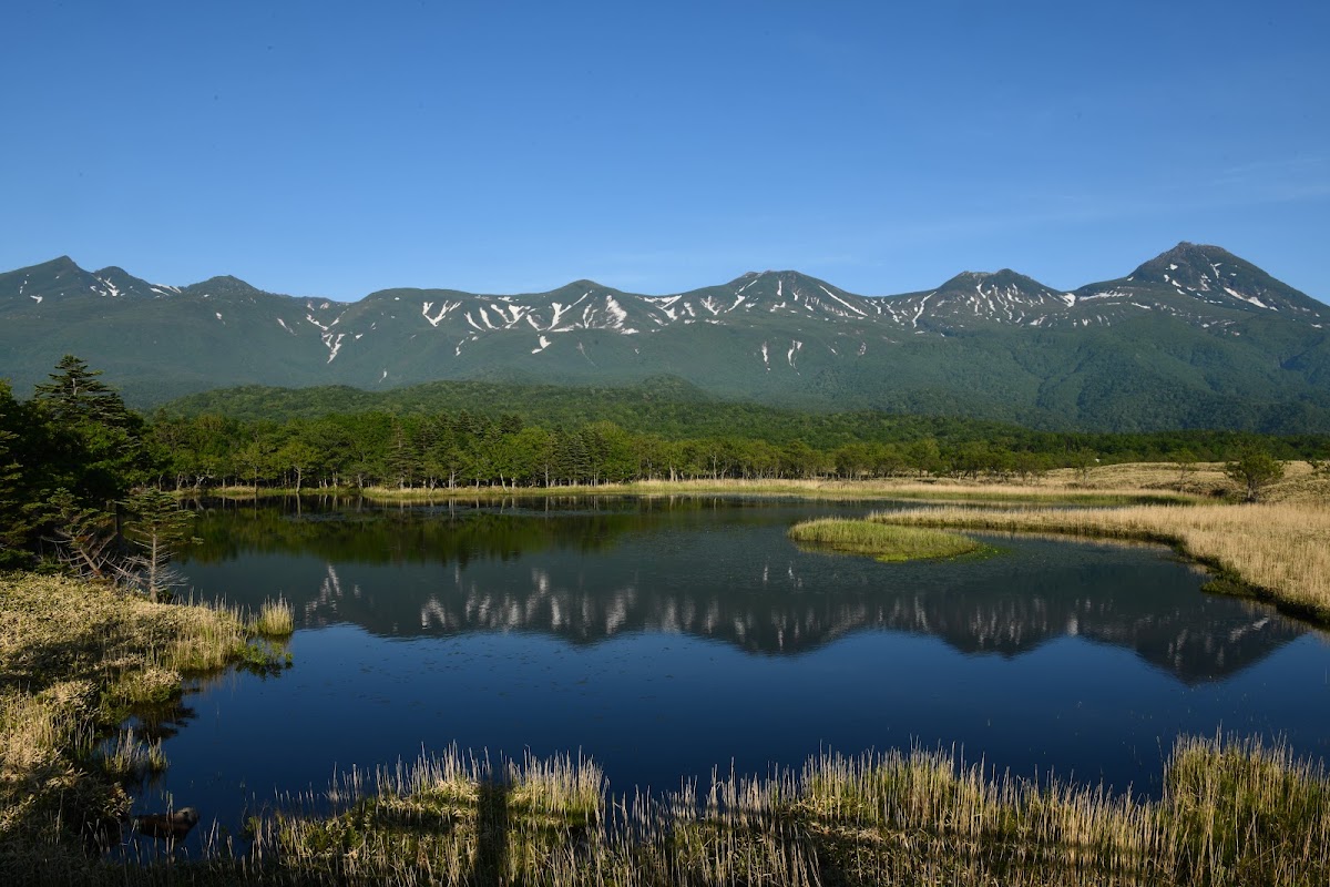 知床五湖湖面倒影山景