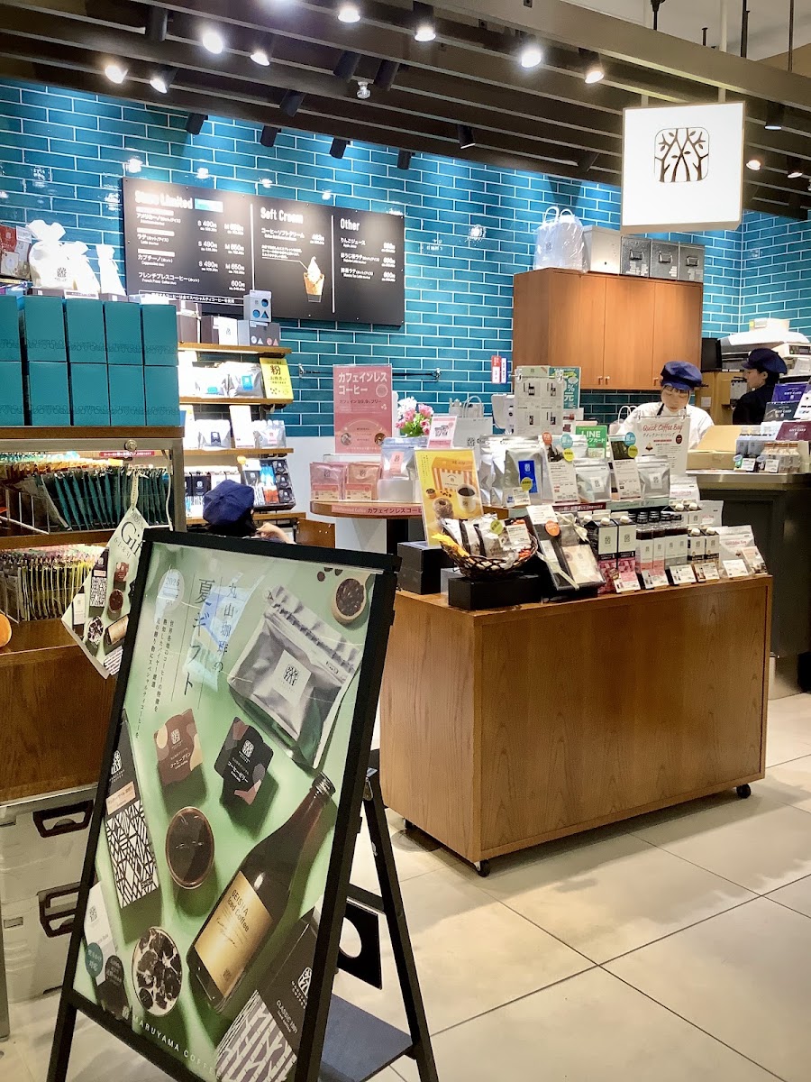 Maruyama Coffee櫃台與商品陳列